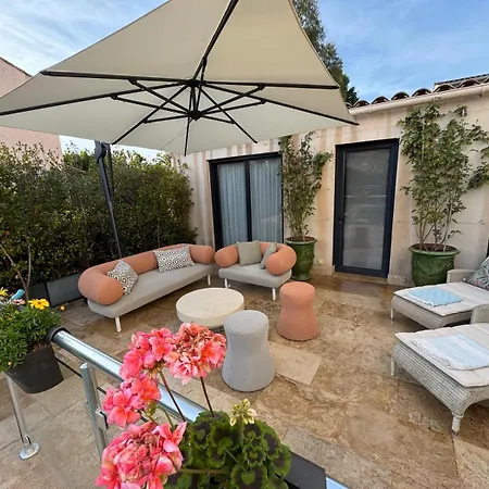 Elimia Piscine Privee & Chauffee Privat bolig